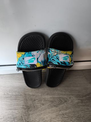 Sandalias Nike con bolsillo con cremallera.