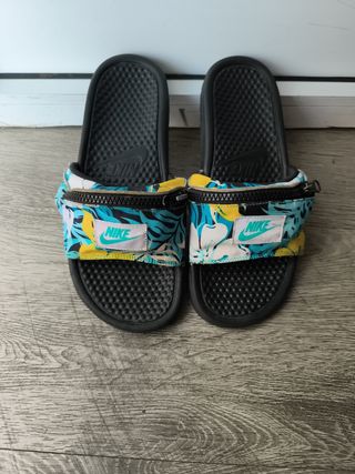 Sandalias Nike con bolsillo con cremallera.