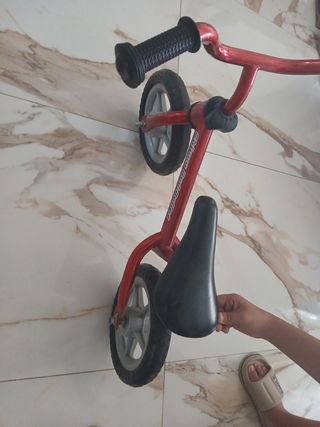Bicicleta infantil roja