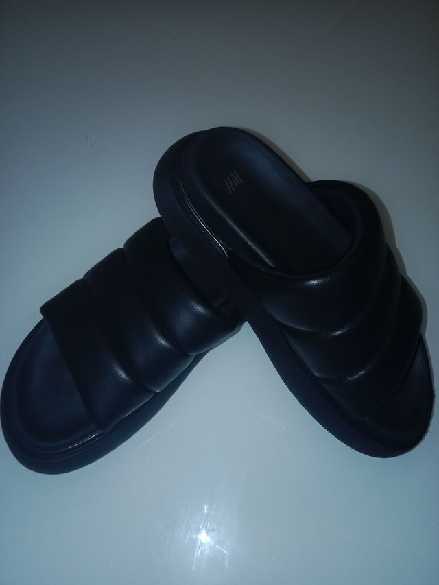 Chanclas negras acolchadas