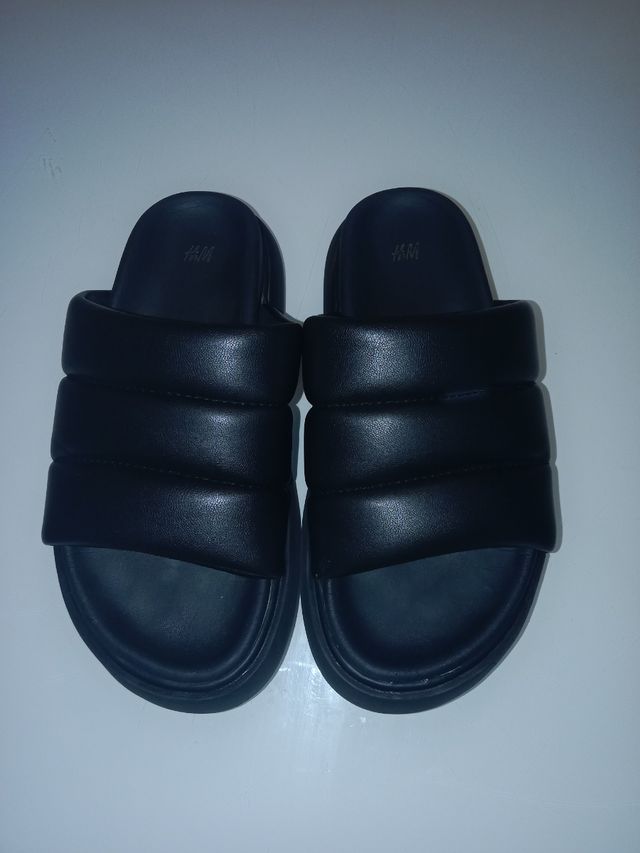 Chanclas negras acolchadas