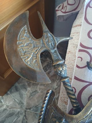 Escudo Medieval de Bronce con Espada y Hachas