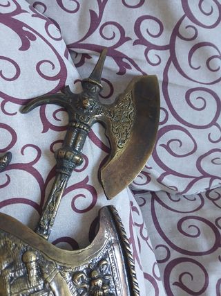 Escudo Medieval de Bronce con Espada y Hachas