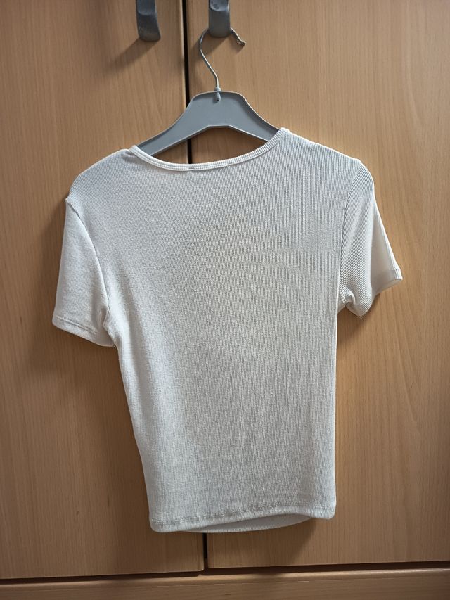 Camiseta Stradivarius manga corta escote