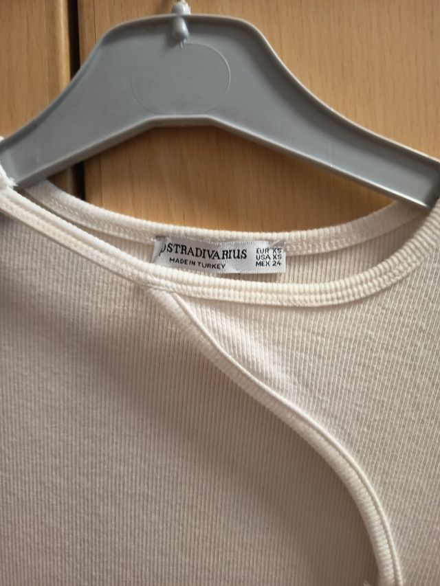 Camiseta Stradivarius manga corta escote