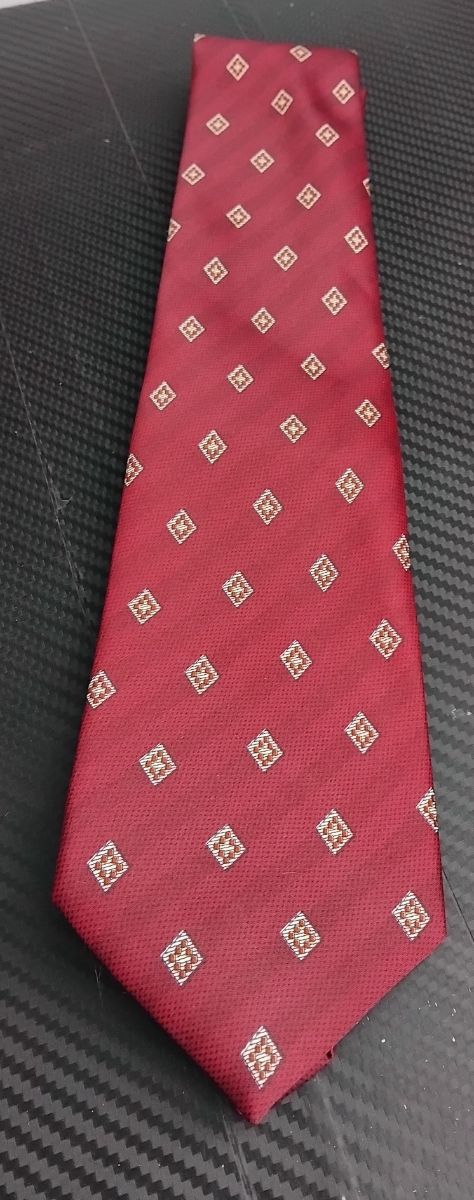 Corbata de seda burdeos con rombos