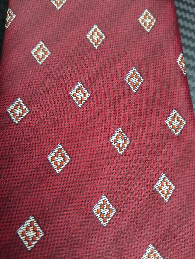 Corbata de seda burdeos con rombos