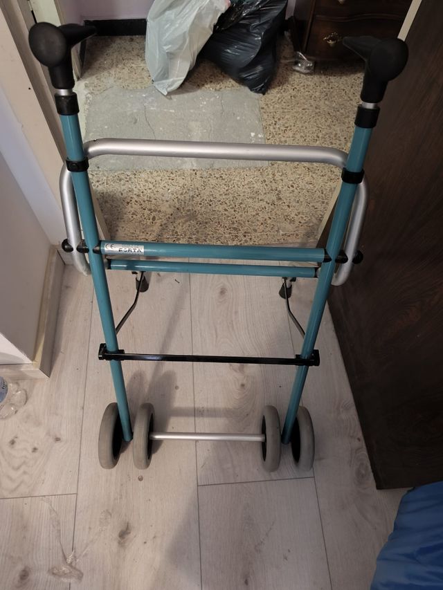 Andador con ruedas azul.