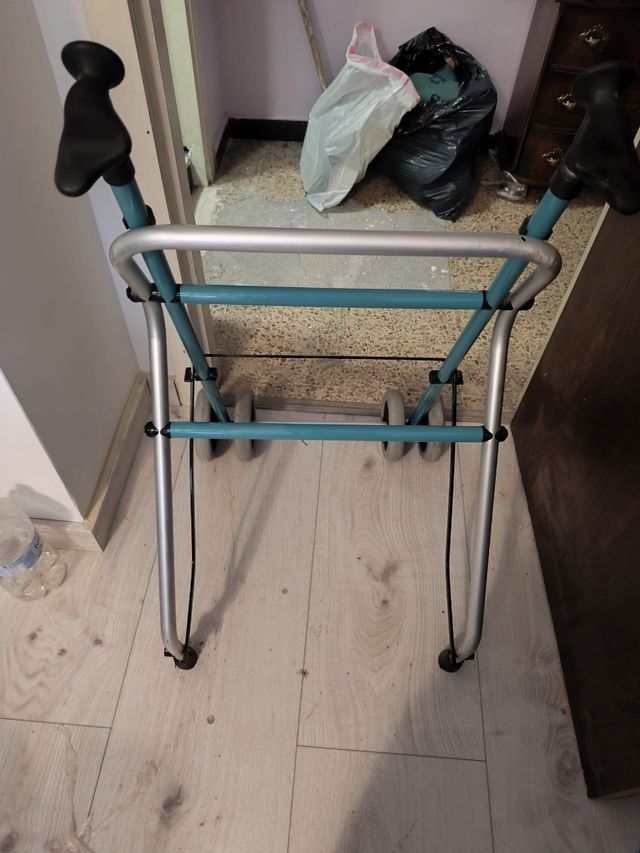 Andador con ruedas azul.