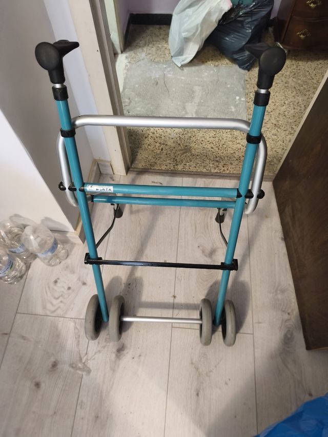 Andador con ruedas azul.