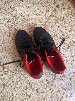 Botines de fútbol negros y rojos