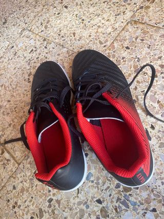 Botines de fútbol negros y rojos