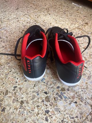 Botines de fútbol negros y rojos