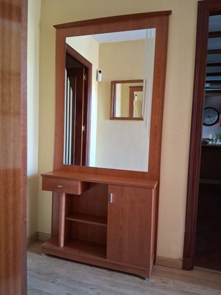 Recibidor de madera con espejo