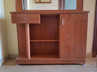 Recibidor de madera con espejo