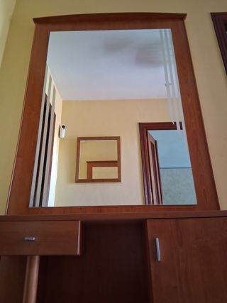 Recibidor de madera con espejo