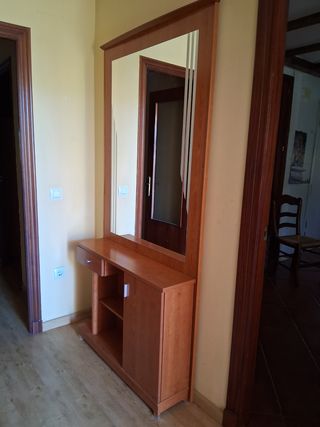 Recibidor de madera con espejo