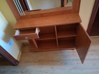 Recibidor de madera con espejo