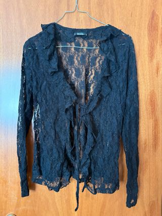 Blusa de encaje negra con volantes
