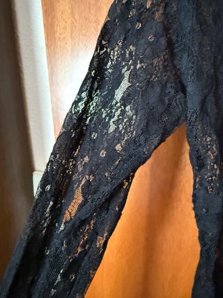 Blusa de encaje negra con volantes