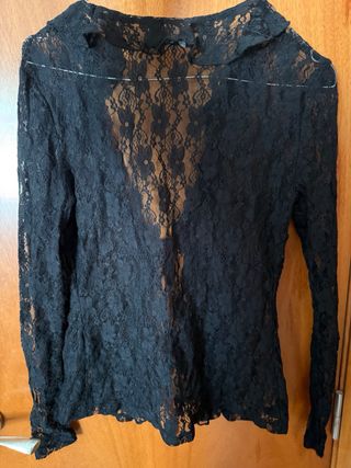 Blusa de encaje negra con volantes