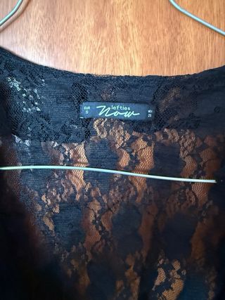 Blusa de encaje negra con volantes