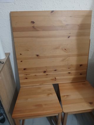 Mesa de comedor con 2 sillas de madera