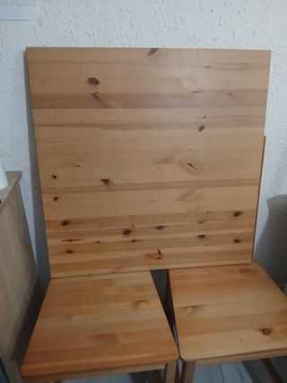 Mesa de comedor con 2 sillas de madera