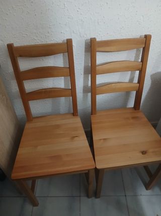 Mesa de comedor con 2 sillas de madera