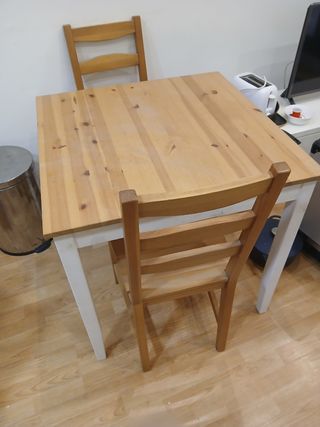 Mesa de comedor con 2 sillas de madera