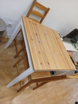 Mesa de comedor con 2 sillas de madera