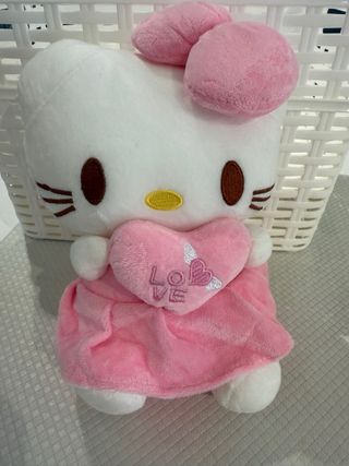 Peluche Hello Kitty con corazón rosa