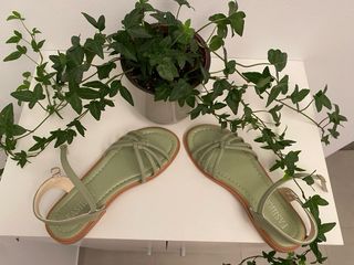 Sandalias planas verde claro. Número 37.
