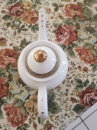 Teiera elegante in porcellana bianca e oro