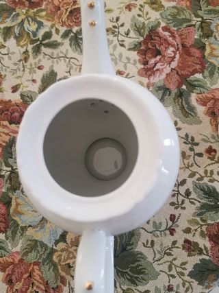 Teiera elegante in porcellana bianca e oro