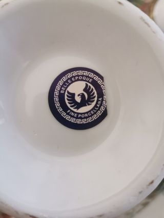 Teiera elegante in porcellana bianca e oro