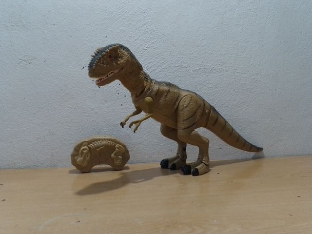 DINOSAURIO TELEDIRIGIDO