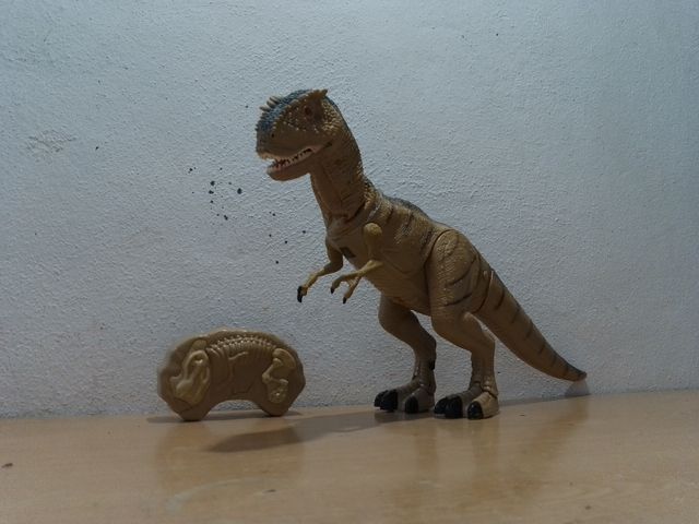 DINOSAURIO TELEDIRIGIDO