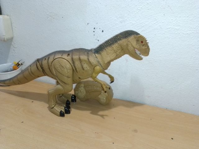 DINOSAURIO TELEDIRIGIDO