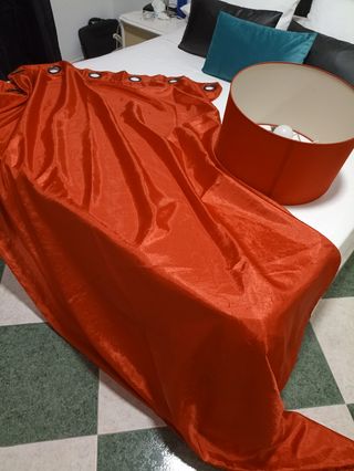 Cortina Roja y Lámpara Techo