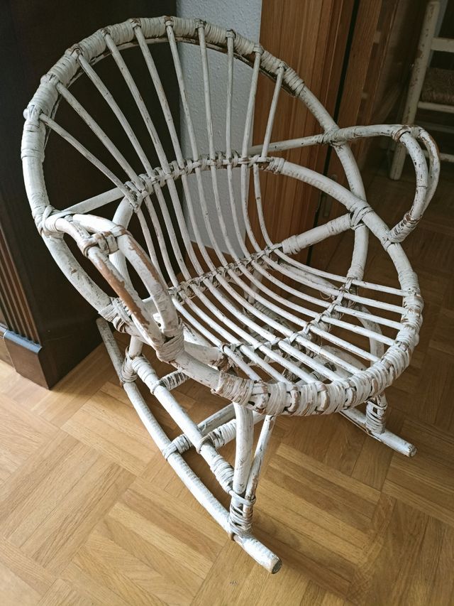 Mecedora infantil de mimbre blanca