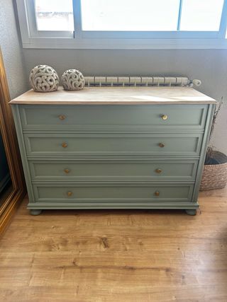 Cómoda antigua con tapa en madera natural 