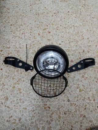 Faro de moto con rejilla protectora