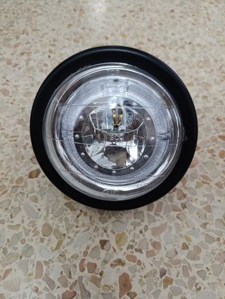 Faro de moto con rejilla protectora