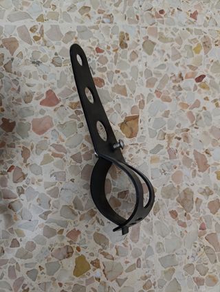 Faro de moto con rejilla protectora