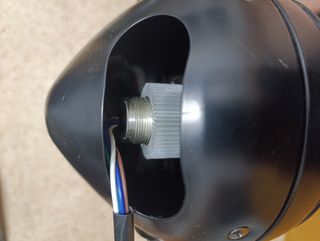 Faro de moto con rejilla protectora