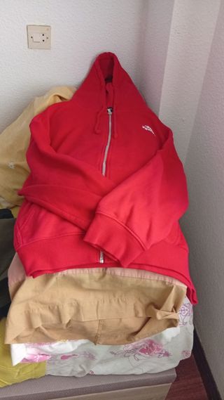 Chaqueta con cremallera roja