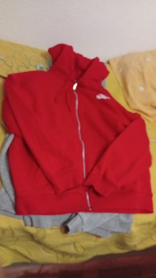 Chaqueta con cremallera roja
