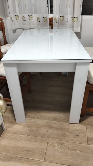 Mesa de cristal y madera blanca