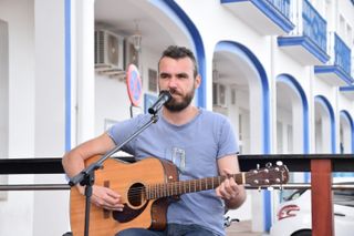 Clases de teclado, canto, guitarra y bajo. 20 €/h.